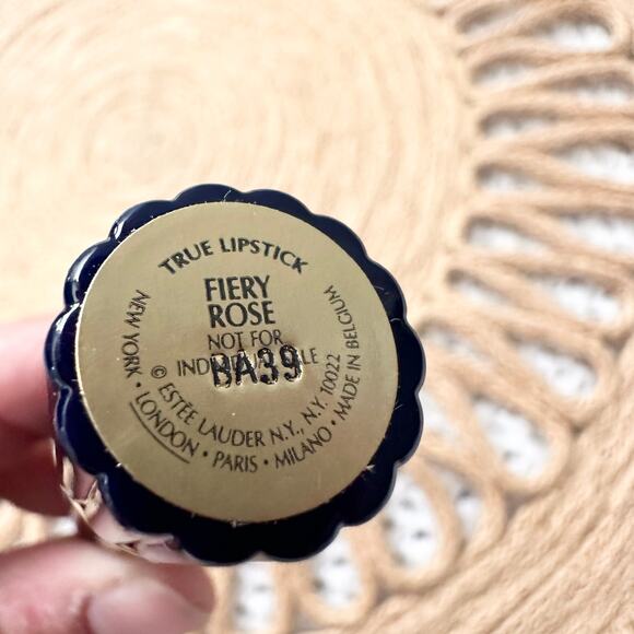 Estée Lauder New True Lipstick Fiery Rose HTF Discontinued Gold Tube - Picture 3 of 3